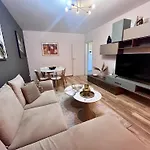 Flh View Elegance - Balcony, Free Parking, Bathtub & Ac Near Coresi Mall דירה *