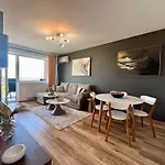 Flh View Elegance - Balcony, Free Parking, Bathtub & Ac Near Coresi Mall *