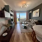 Apartment Flh View Elegance - Balcony, Free Parking, Bathtub & Ac Near Coresi Mall