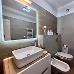 Flh View Elegance - Balcony, Free Parking, Bathtub & Ac Near Coresi Mall Apartment