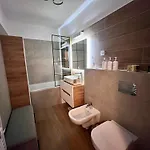 Flh View Elegance - Balcony, Free Parking, Bathtub & Ac Near Coresi Mall Apartment *