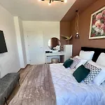 Apartment Flh View Elegance - Balcony, Free Parking, Bathtub & Ac Near Coresi Mall