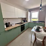 Apartment Flh View Elegance - Balcony, Free Parking, Bathtub & Ac Near Coresi Mall