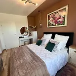 Apartment Flh View Elegance - Balcony, Free Parking, Bathtub & Ac Near Coresi Mall