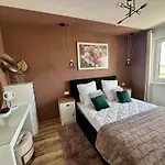 Flh View Elegance - Balcony, Free Parking, Bathtub & Ac Near Coresi Mall *
