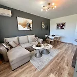 Flh View Elegance - Balcony, Free Parking, Bathtub & Ac Near Coresi Mall *