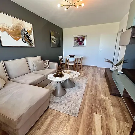 Flh View Elegance - Balcony, Free Parking, Bathtub & Ac Near Coresi Mall Braşov
