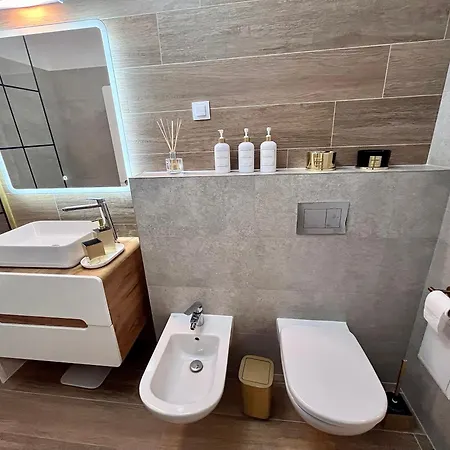Appartement Flh View Elegance - Balcony, Free Parking, Bathtub & Ac Near Coresi Mall