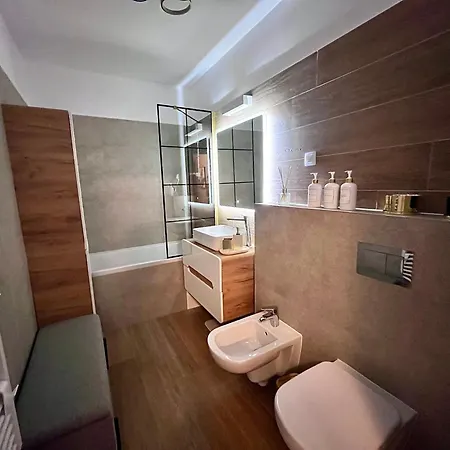 Flh View Elegance - Balcony, Free Parking, Bathtub & Ac Near Coresi Mall Appartement *