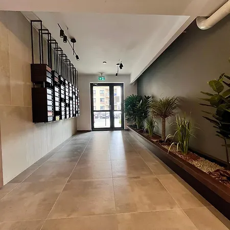 Flh View Elegance - Balcony, Free Parking, Bathtub & Ac Near Coresi Mall Apartment