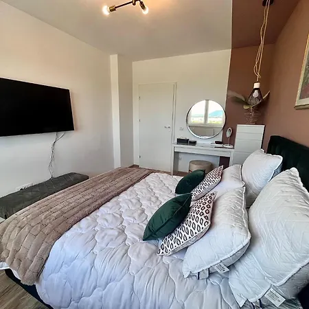 Апартаменты Flh View Elegance - Balcony, Free Parking, Bathtub & Ac Near Coresi Mall *