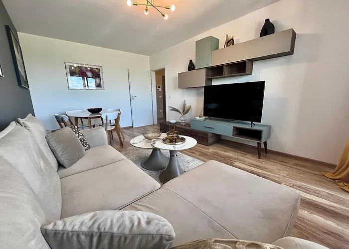 Апартаменты Flh View Elegance - Balcony, Free Parking, Bathtub & Ac Near Coresi Mall Брашов