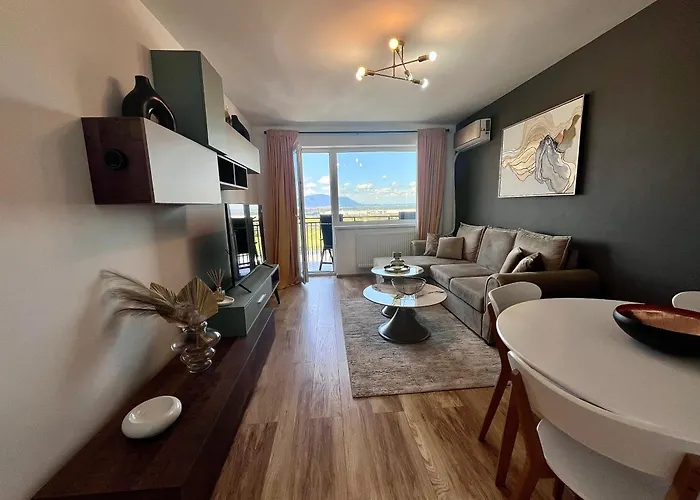 Apartment Flh View Elegance - Balcony, Free Parking, Bathtub & Ac Near Coresi Mall