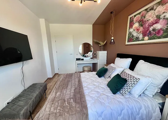 Apartment Flh View Elegance - Balcony, Free Parking, Bathtub & Ac Near Coresi Mall