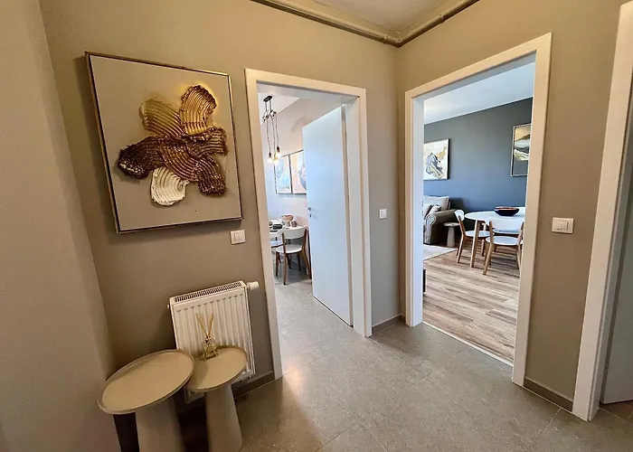 Апартаменты Flh View Elegance - Balcony, Free Parking, Bathtub & Ac Near Coresi Mall